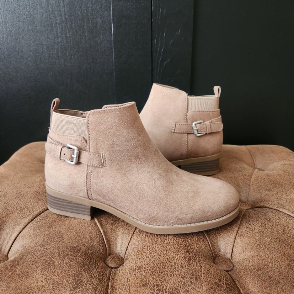 Womens Old Navy Faux-Suede Side-Buckle Booties~size 6
